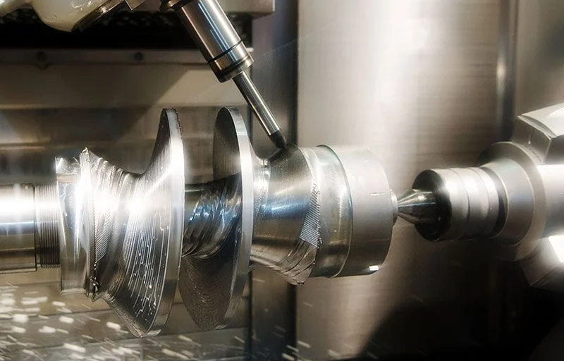 Обработка алюминия на высоких скоростях: как СОЖ Adeco предотвращает налипание и продлевает жизнь инструмента