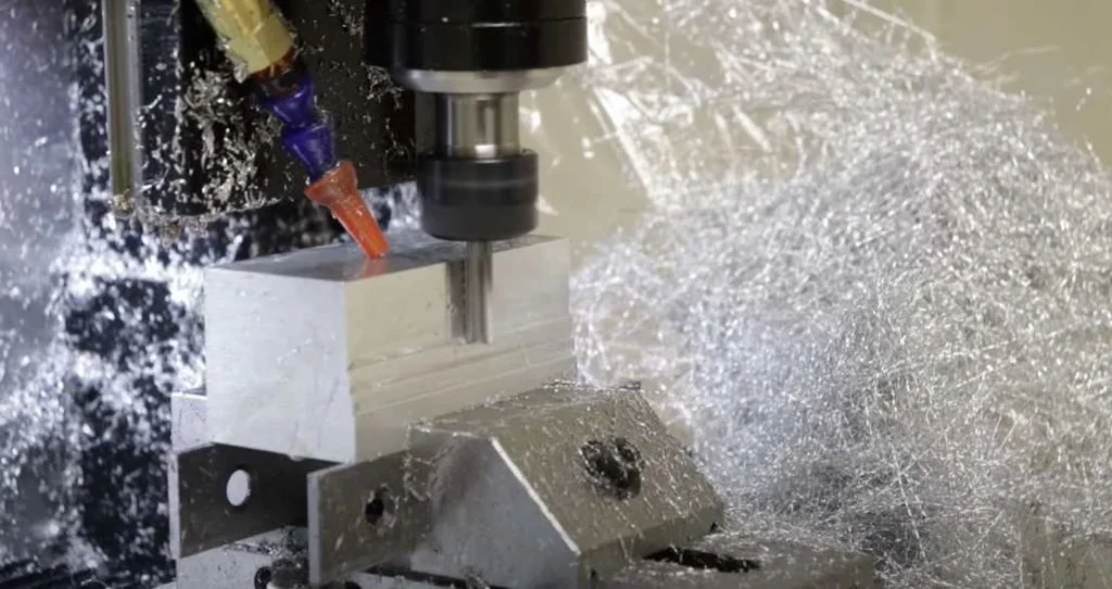 Обработка алюминия на высоких скоростях: как СОЖ Adeco предотвращает налипание и продлевает жизнь инструмента